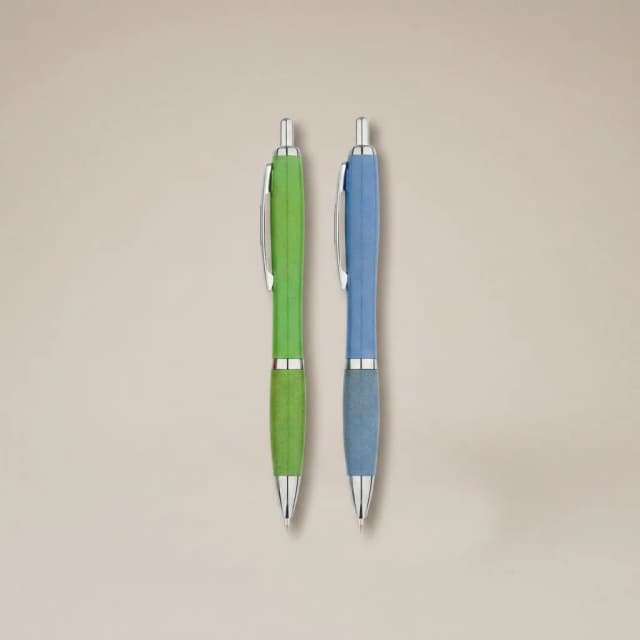Esfero publicitario Ref 136 verde y azul personalizado con logo corporativo sobre fondo blanco de estudio