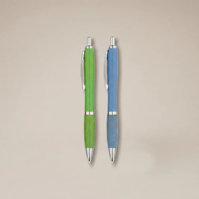 Esfero publicitario Ref 136 verde y azul personalizado con logo corporativo sobre fondo blanco de estudio
