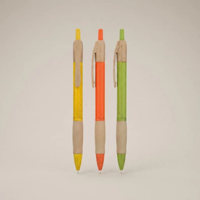 Esfero publicitario Ref 137 personalizado con logo de empresa sobre fondo blanco de estudio