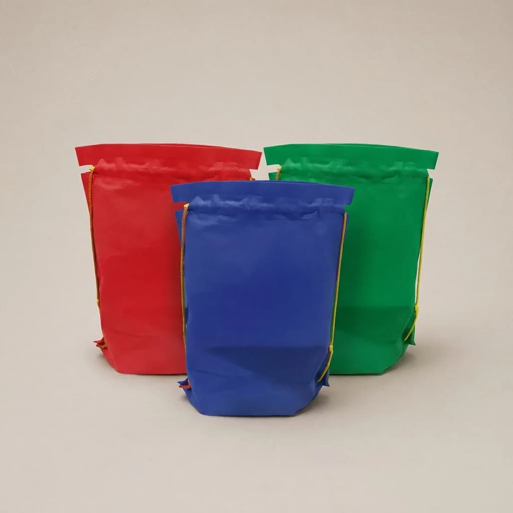 Bolsa mochila ecológica #404 personalizada con logo corporativo sobre fondo blanco de estudio