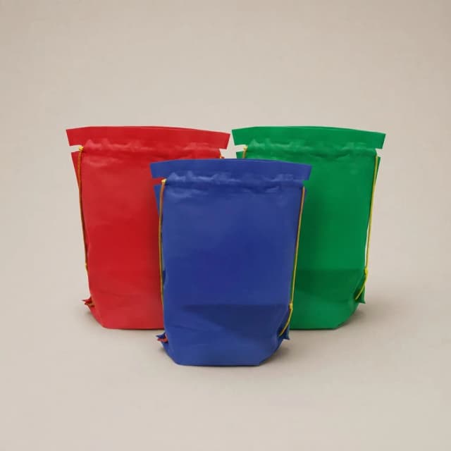 Bolsa mochila ecológica #404 personalizada con logo corporativo sobre fondo blanco de estudio