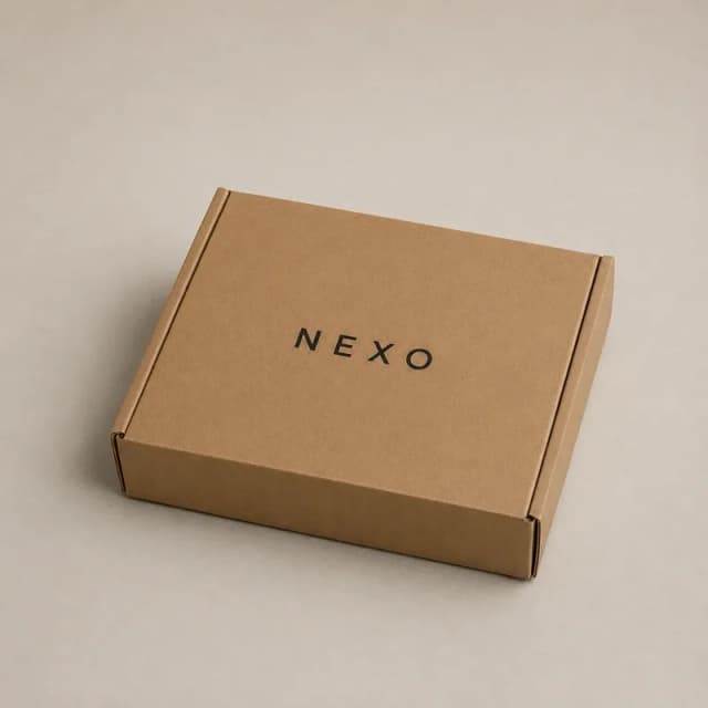 Caja microcorrugada kraft personalizada con acabado premium y estructura resistente.