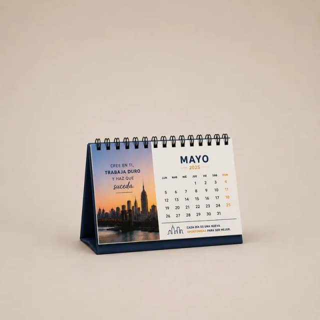 Calendario de escritorio mini personalizado tipo caballete con base azul y lámina motivacional, sobre fondo neutro.