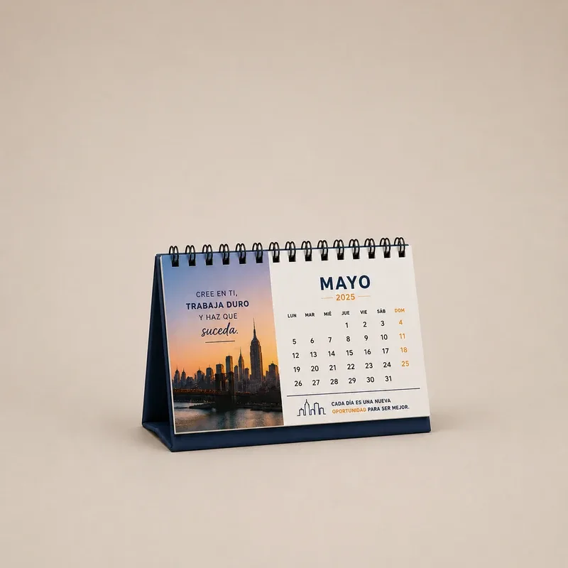 Calendario de escritorio mini personalizado tipo caballete con base azul y lámina motivacional, sobre fondo neutro.