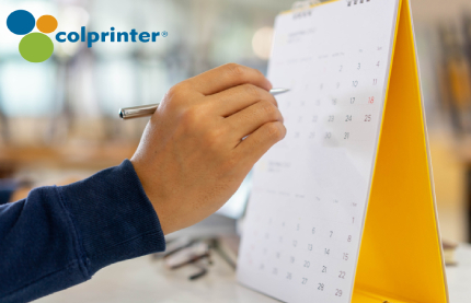 Hombre agendando fecha en su calendario | Colprinter
