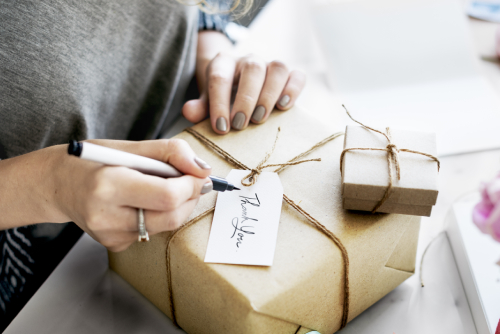 Empaquetado de regalos navideños