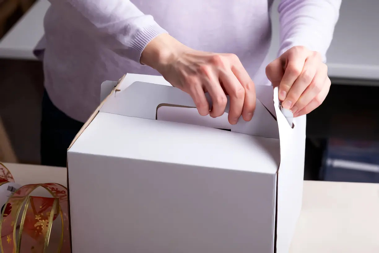 Persona armando una caja de cartón