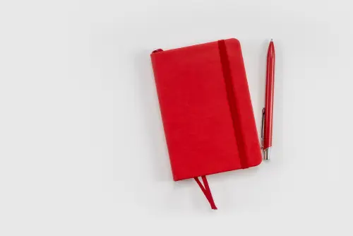 Agenda roja con bolígrafo