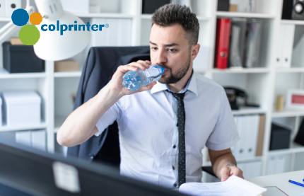 Beber agua constantemente contribuye a la productividad en el trabajo.