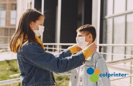 mujer y niño cuidándose del covid