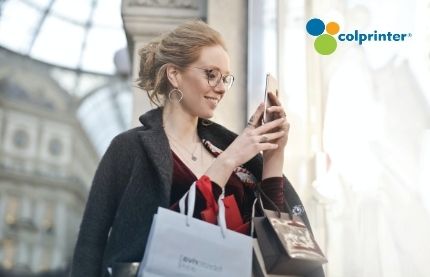 mujer haciendo compras